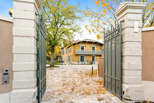 Les Serres - Vivier Apartment | La Villa Serenna - Appt avec jardin, 15 mn de Lyon