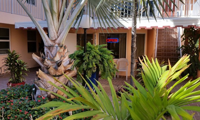 Mango Groves Hotel | Lago Mar Motel and Apartments
