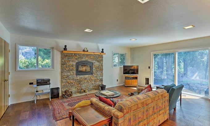 Lake Almanor Country Club House | Lake Almanor Country Club Home w/Views!