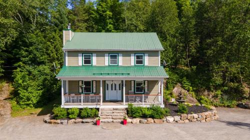 Labelle Ski Chalet | Lake and Pool Table - Au Pied du Lac