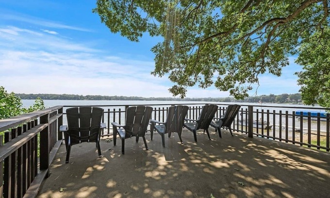 Shoreview House | Lake, Boat, Hot Tub, Sauna, Private Chef