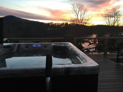 Huddleston House | Lake Escape To An Elegant 4 Br Home
