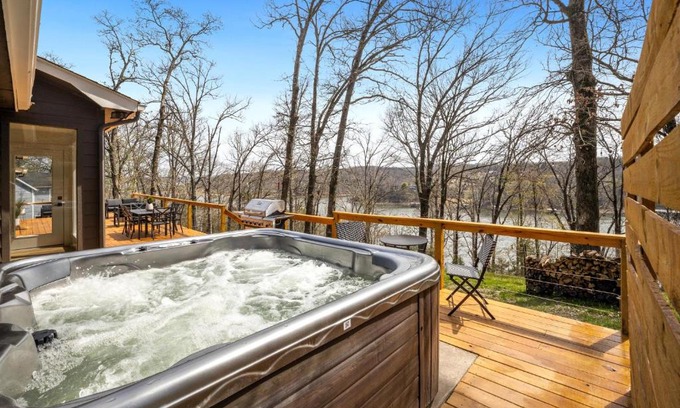 Rogers House | Lake FRONT - Paddle Point - Hot Tub!