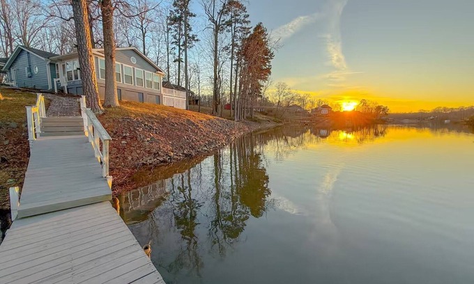 Belmont Cabin | Lake House w/Dock and BIG Views