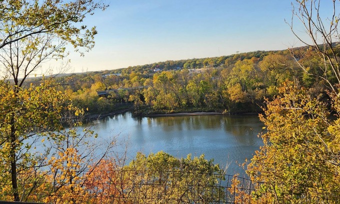 Warsaw House | Lake house with a view! Overlooks Warsaw and Lake of the Ozarks, Sleeps 4