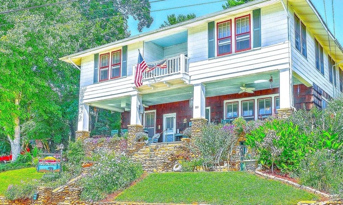 Lake Junaluska House | Lake Junaluska 14 Bedroom Inn, Perfect for Reunions, Retreats, Weddings & More!