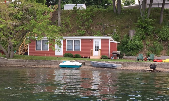 Valois Cottage | Lake level quiet retreat