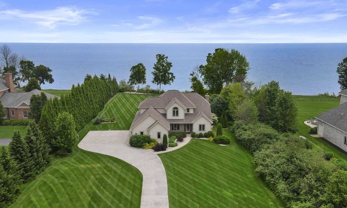 Newton House | Lake Michigan Beachfront - King Suite - Rec Room