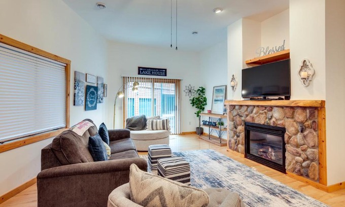 Minocqua Apartment | Lake Minocqua Condo with Shared Fire Pit!