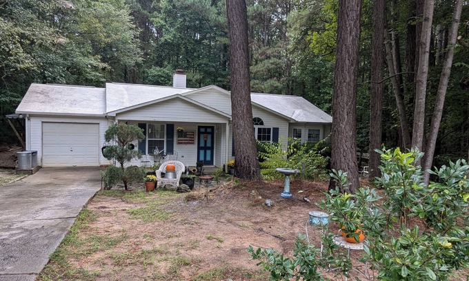 Mooresville Cottage | Lake Norman Charming Cottage with AC ,WiFi, Fire Pit and Grill in Mooresville.