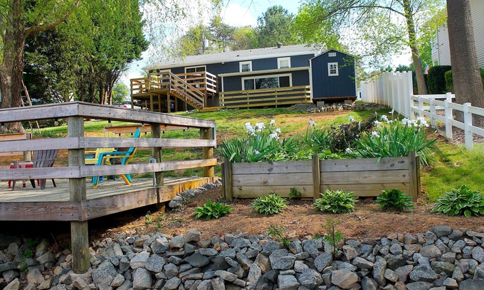 Mayhew Cottage | Lake Norman Waterfront 3BR Cottage w/Boat Rental & Private Dock