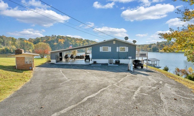 Goodview House | LAKE Paradise Point: Lakefront Home with Private Dock! Casago SML