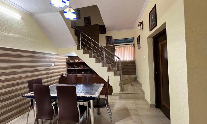 Naukuchiyatal Villa | Lake Pleasant Villa