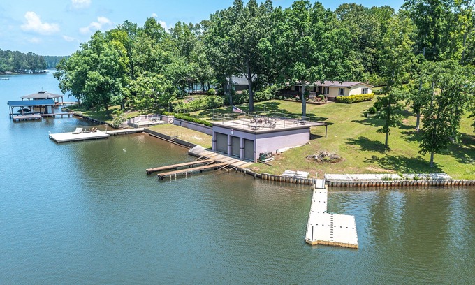 Hardwick House | Lake Sinclair Getaway + Rooftop Patio