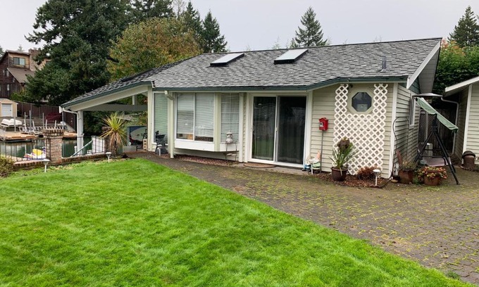 Bonney Lake House | Lake Tapps Bungalow