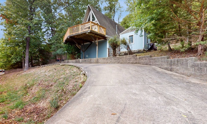 Lost Bridge Village Condo | Lake-view condo with balcony, firepit, outdoor pool, 2 kayaks, & washer/dryer