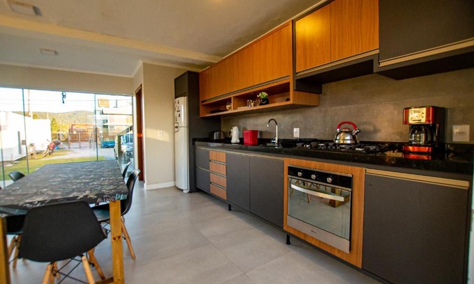 Praia do Rosa House | Lake View Guest House