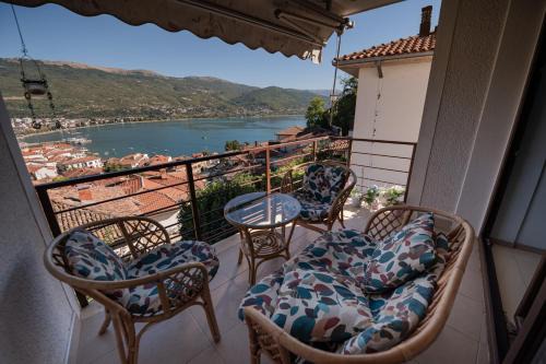 Varosh Apartment | Lake View, Old Town, Balcony, Family & Couples APT