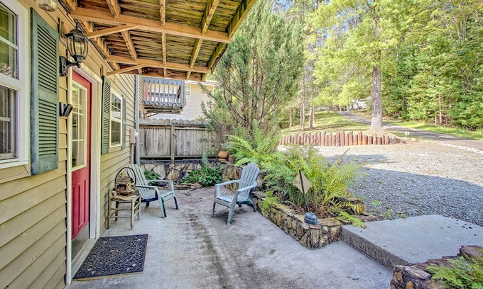 Walnut Mountain House | Lake-View Townhome with Decks, Screened Porch and Shared Tennis - Dogs OK