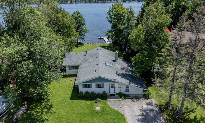 Bobcaygeon Cottage | Lake View Waterfront Cottage 4 BDR 1 BATH 46" HDTV Wi-Fi BBQ Patio Deck Sleeps8
