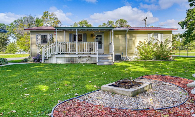 Krakow Cottage | Lake Views & Fireside Bliss: Cecil Cottage w/Yard