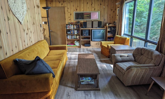Clear Lake Cottage | Lakefront 3 bdrm Getaway, north Muskoka near Huntsville