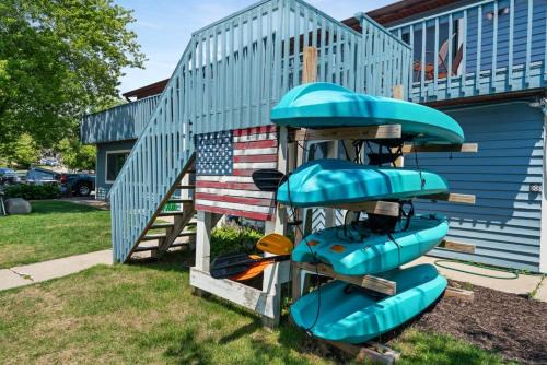 Mayfield Apartment | Lakefront 6 Double Queen Rooms at Fife Lake Lodge