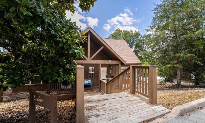 Reeds Spring Cottage | Lakefront Branson Cabin: 6 Mi to Branson Strip!