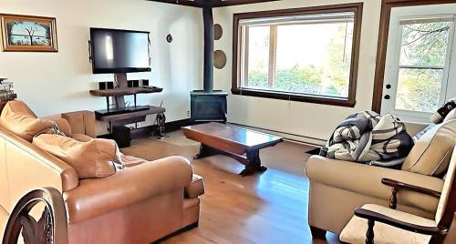 Labelle House | Lakefront Chalet with Private Spa, Dock, Games Room & Beach, Near Montreal
