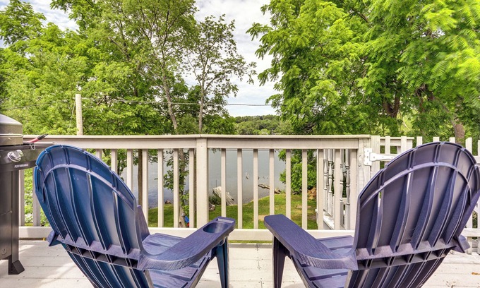 Forest Grove House | Lakefront Cottage 2 Mi to Palladium in Worcester!