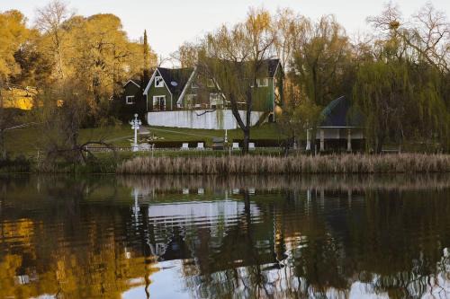 Auburn House | Lakefront Cottage At Lakewood