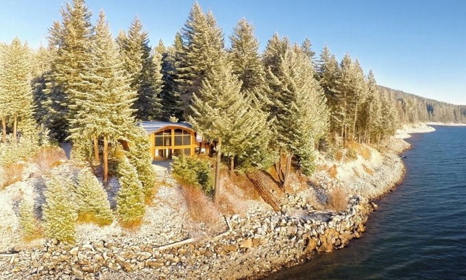 Cle Elum House | Lakefront Escape-HotTub, Fireplace, GameRoom + Stay&Save Free Nights