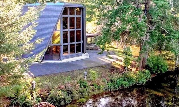 Saunders Lake House | Lakefront Glass House w/Dock & Views