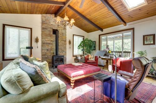 Glen Ellen House | Lakefront Glen Ellen Cabin with Views Near Wineries!