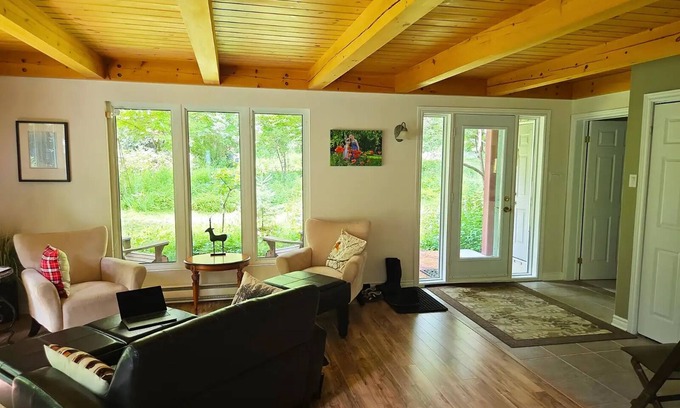 Lac-McGregor Cottage | Lakefront Home for Rent – 30 Minutes from Ottawa Downtown