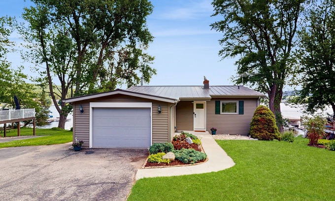 Okee House | Lakefront house with private dock + near restaurants with live music