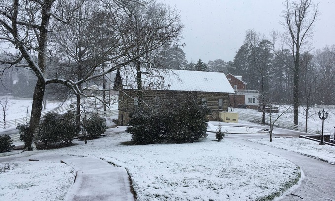 Clarksville Cabin | Lakefront Log Cabin on Beautiful Kerr Lake in downtown Clarksville VA