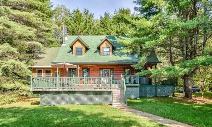 North Frontenac Cottage | Lakefront Log Home Getaway – Pristine Lake. Perfect for Families & Reunions