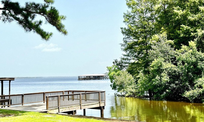 Negreet House | Lakefront Luxury: Commercial Icemachine, Fire Pit, Your Getaway Awaits!