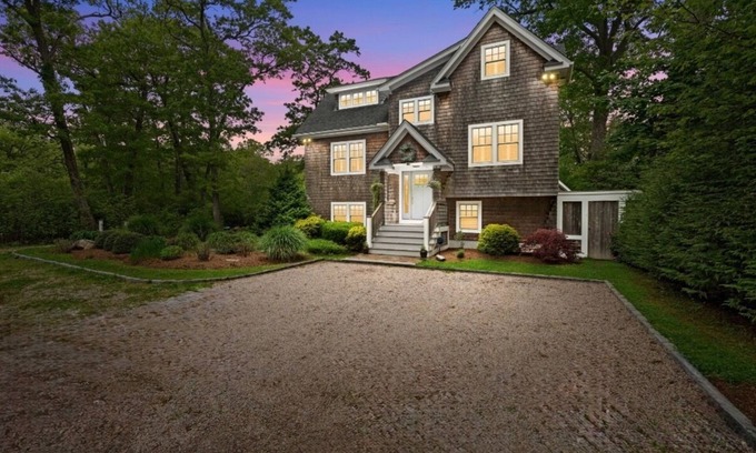 South Kingstown House | LAKEFRONT OASIS