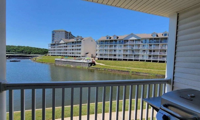 Kaiser Condo | Lakefront Parkview Bay 3BR/2bath Condo, 3 Pools