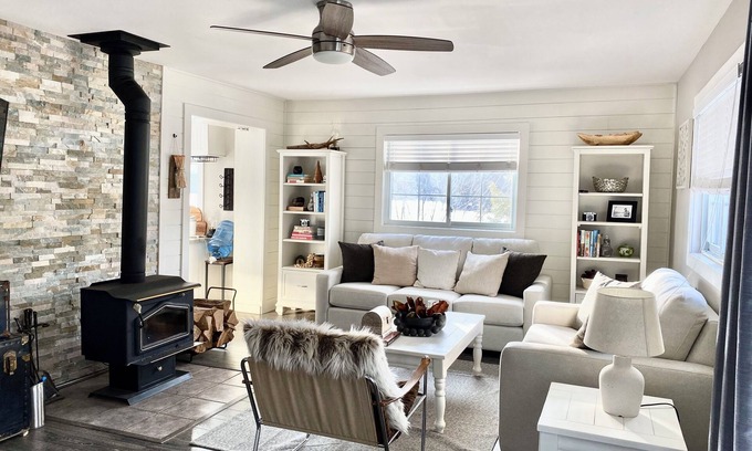 Dunchurch Cottage | Lakefront property that ensures an unparalleled experience of peacefulness.