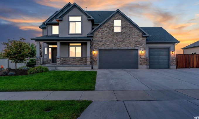 Vineyard House | Lakefront retreat in Vineyard! Full gym, steam shower, and 1/2 acre for hosting