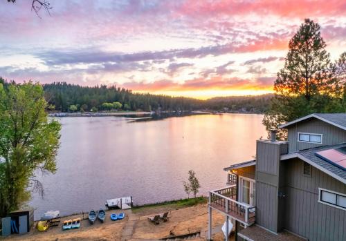 Groveland Villa | Lakefront Villa with 180 degree view private dock and boats
