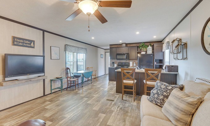 Wetumpka House | Lakefront Wetumpka Escape w/Furnished Deck!