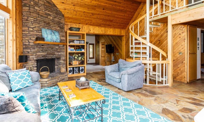 Lost Bridge Village House | Lakefront with Hot Tub/Sauna-Beaver Lake,Arkansas