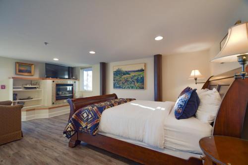 Homer House | Lakeshore Lodging Lodge 615