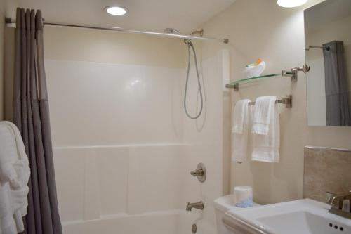 Homer House | Lakeshore Lodging Lodge 622