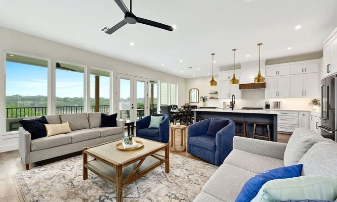 Spicewood Apartment | Lakeshore Splendor- Lakefront + Dock!