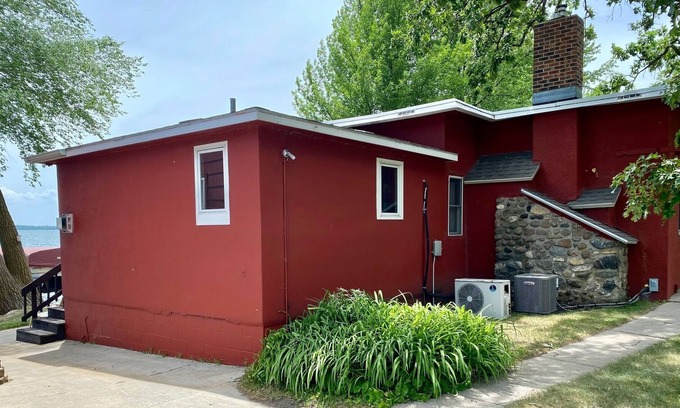 Long Beach Cabin | LAKESIDE CABIN 1 bedroom 1 bath efficiency apartment nice couple getaway cabin 1